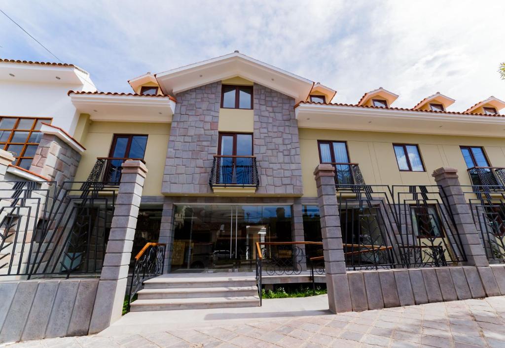 un gran edificio con vallas negras delante de él en Yawar Inka Hotel, en Cusco