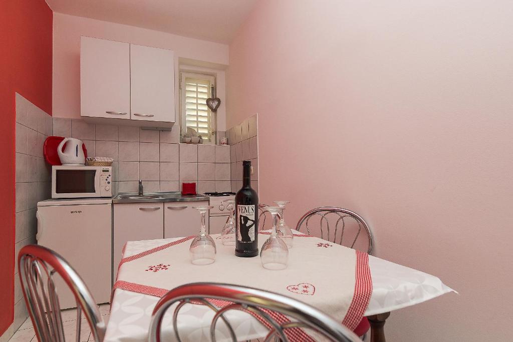 Kuchyň nebo kuchyňský kout v ubytování Apartment Lijana sea view