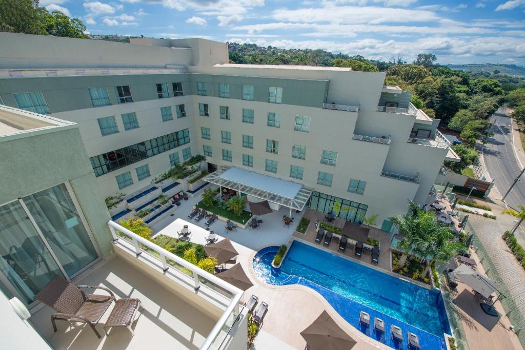 una vista aérea de un hotel con piscina en eSuites Spa Lagoa Santa en Lagoa Santa