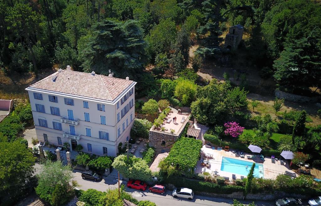 una vista aérea de un edificio y una piscina en Mare E Monti - Hôtel de Charme en Feliceto