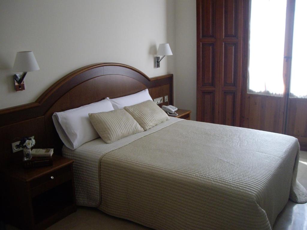 Postel nebo postele na pokoji v ubytování Hotel San Sebastián Hospedería