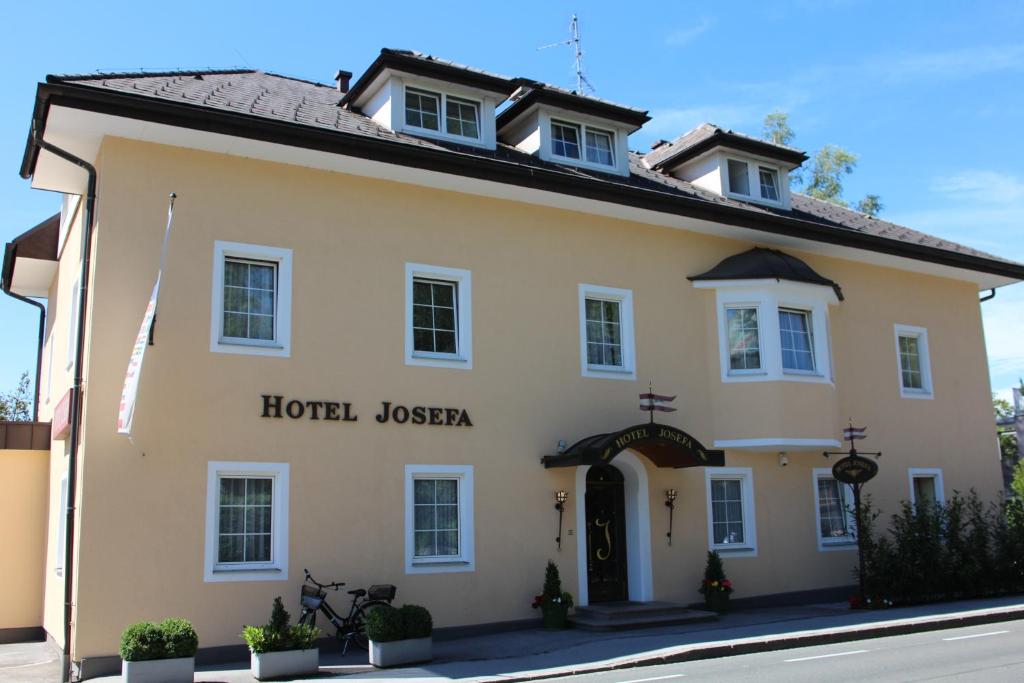 ein Hotelgebäude an der Straßenseite in der Unterkunft Hotel Josefa in Salzburg