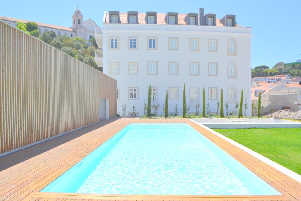 une grande piscine en face d'un bâtiment blanc dans l'établissement TP Maestro 74, Lisbon Luxury & Swimming Pool, à Lisbonne