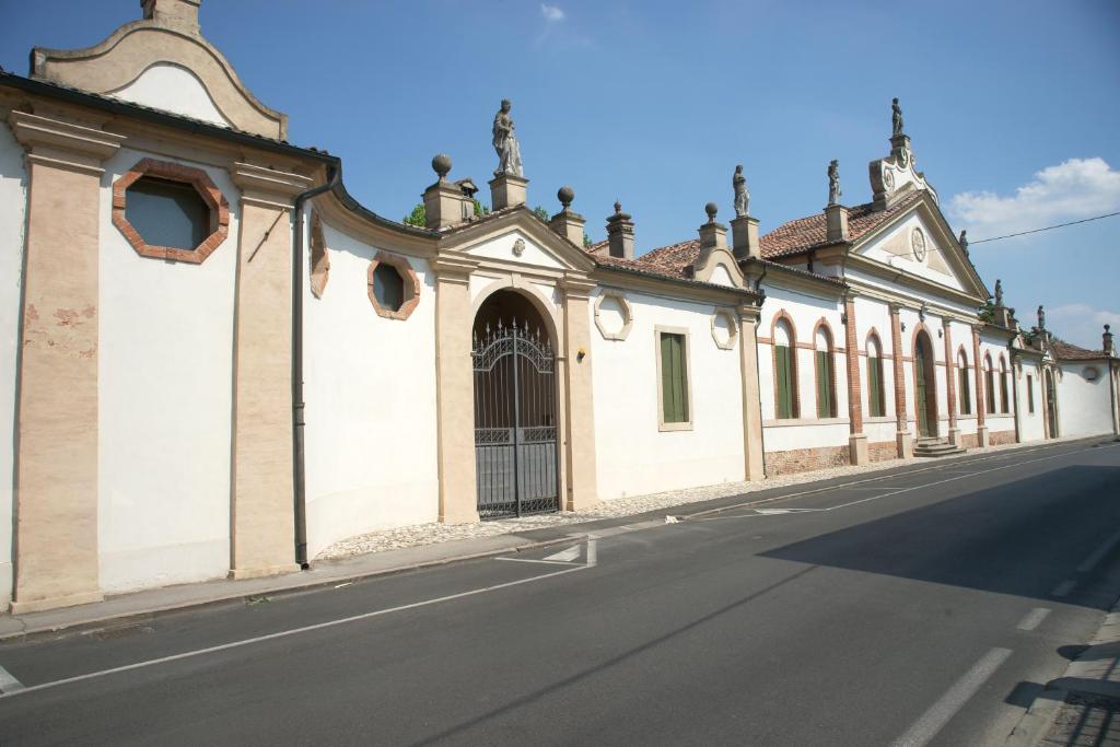 a building on the side of a street at Cà Sagredo in Conselve