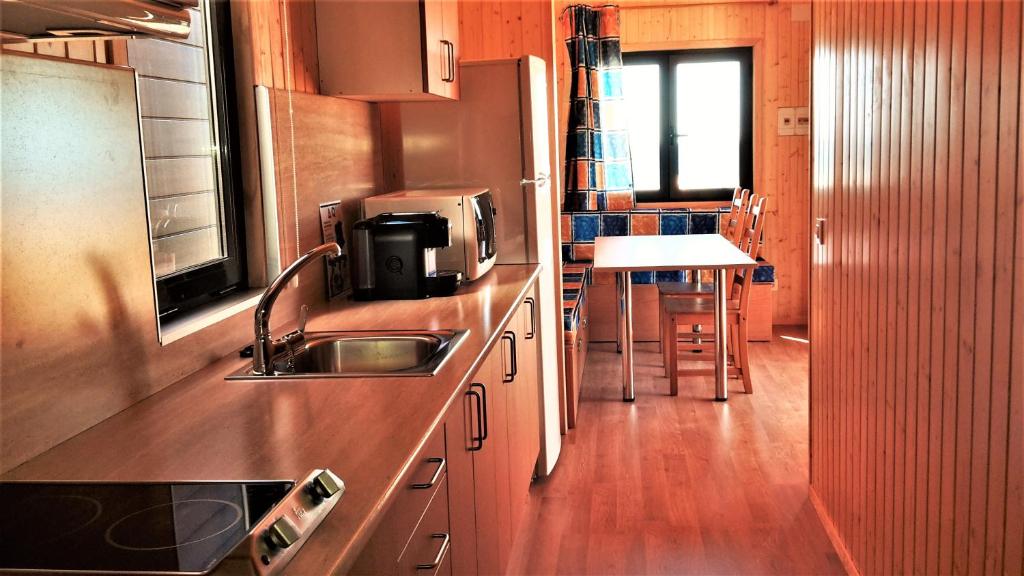 Kuchyň nebo kuchyňský kout v ubytování Camping Bon Repós