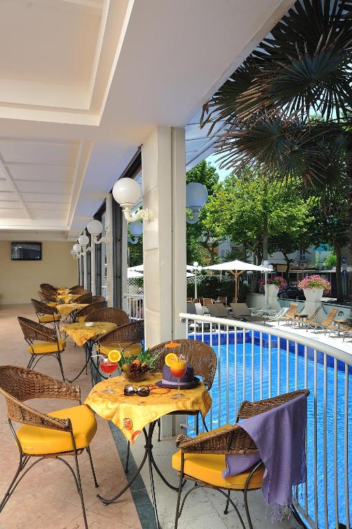 Bazén v ubytovaní Hotel de France alebo v jeho blízkosti