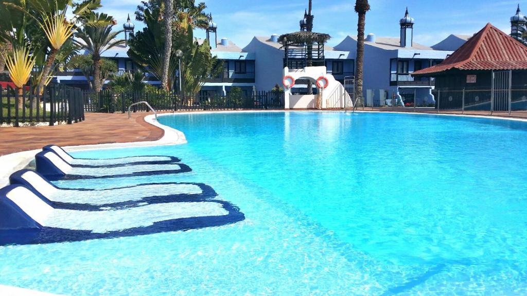 una gran piscina de agua azul en un complejo en Apartment Sun Club en Playa del Aguila