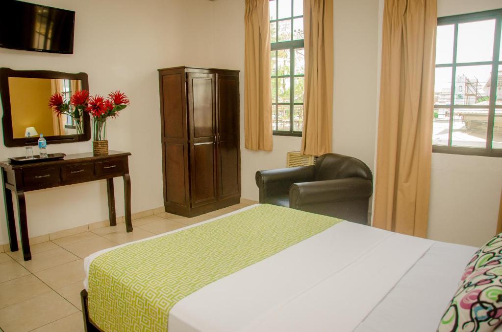 Postel nebo postele na pokoji v ubytování Hotel Residencial Cervantes