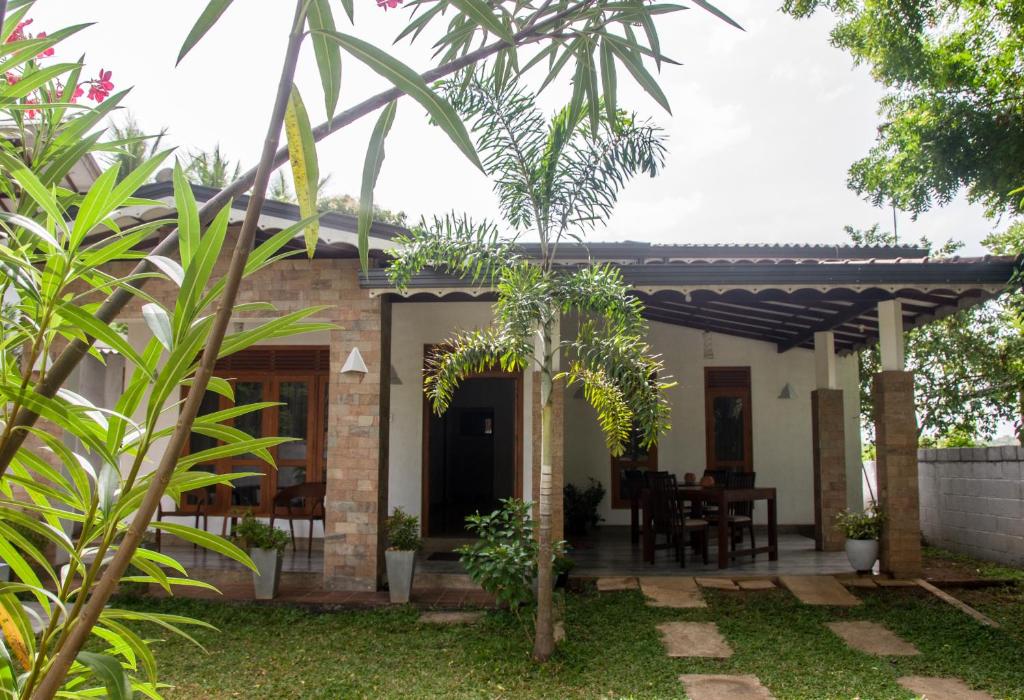 Blick auf ein Haus aus dem Garten in der Unterkunft The Villa in Anuradhapura
