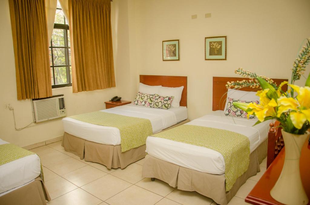 Postel nebo postele na pokoji v ubytování Hotel Residencial Cervantes