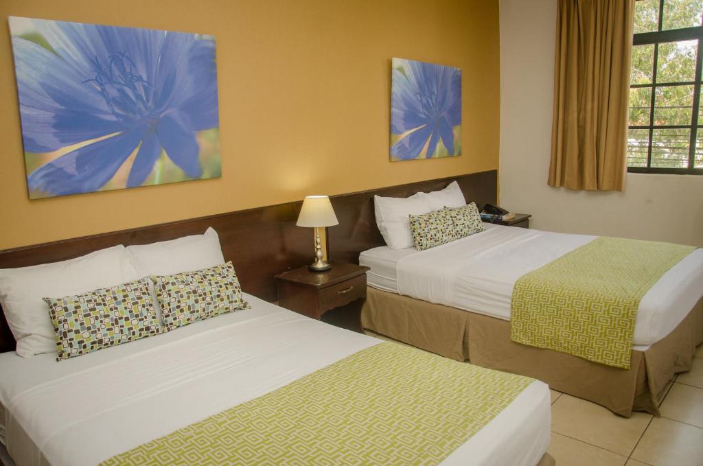 Postel nebo postele na pokoji v ubytování Hotel Residencial Cervantes
