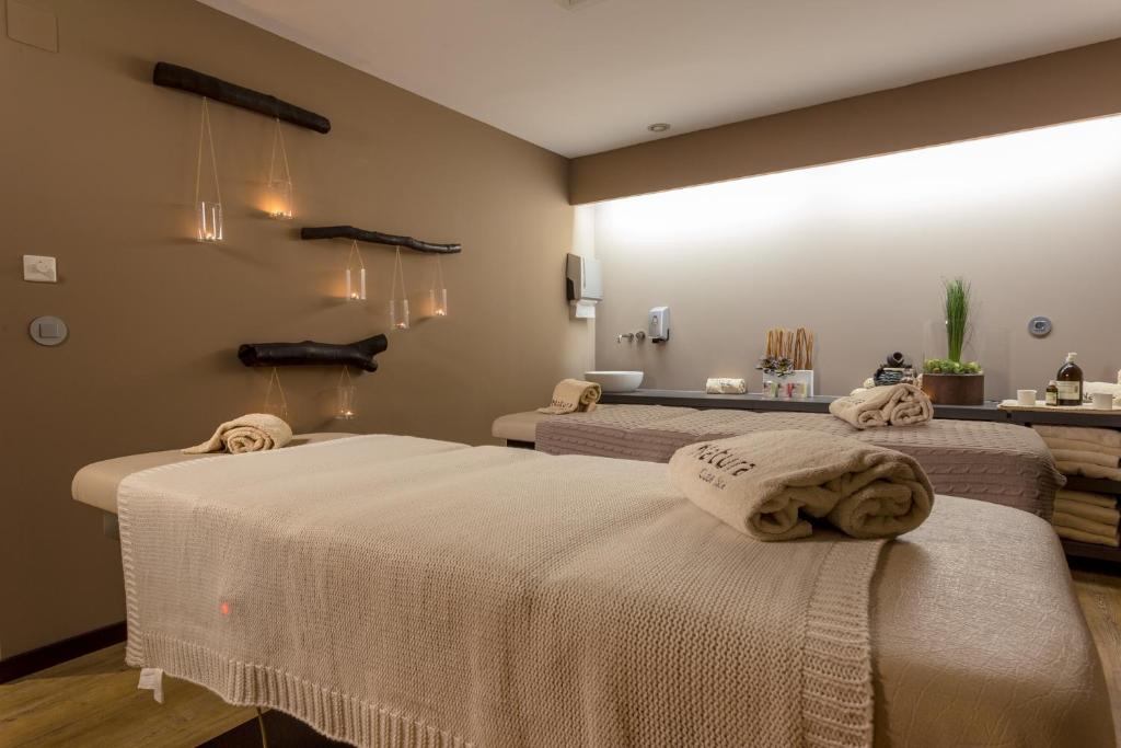Uma cama ou camas num quarto em Pural - Wool Valley Hotel & SPA