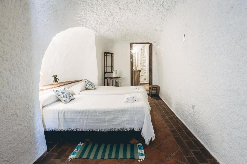 Postel nebo postele na pokoji v ubytování Casas Cueva Tio Tobas Guadix