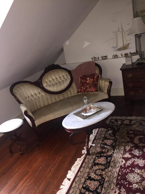 The Richard Johnston Inn & 1890 Caroline House - Kingkamer