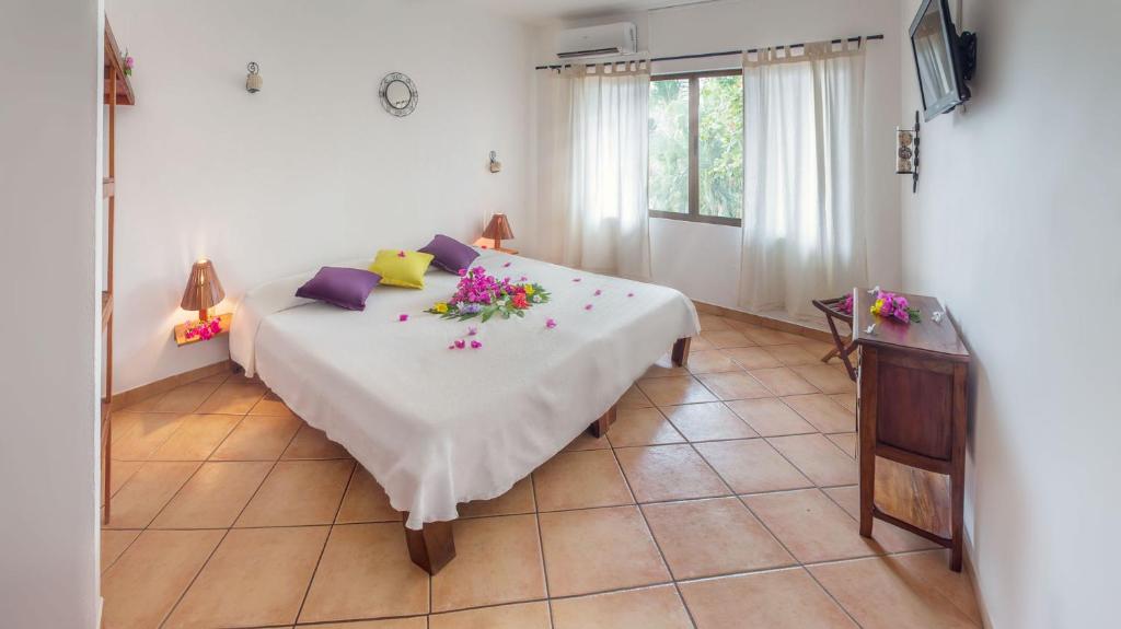 Postel nebo postele na pokoji v ubytování Hotel Laguna del Cocodrilo