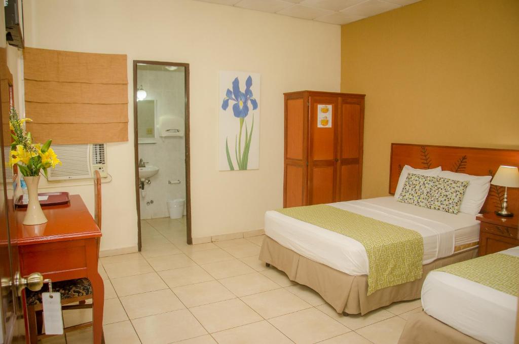 Postel nebo postele na pokoji v ubytování Hotel Residencial Cervantes