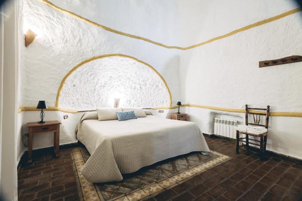 Postel nebo postele na pokoji v ubytování Casas Cueva Tio Tobas Guadix