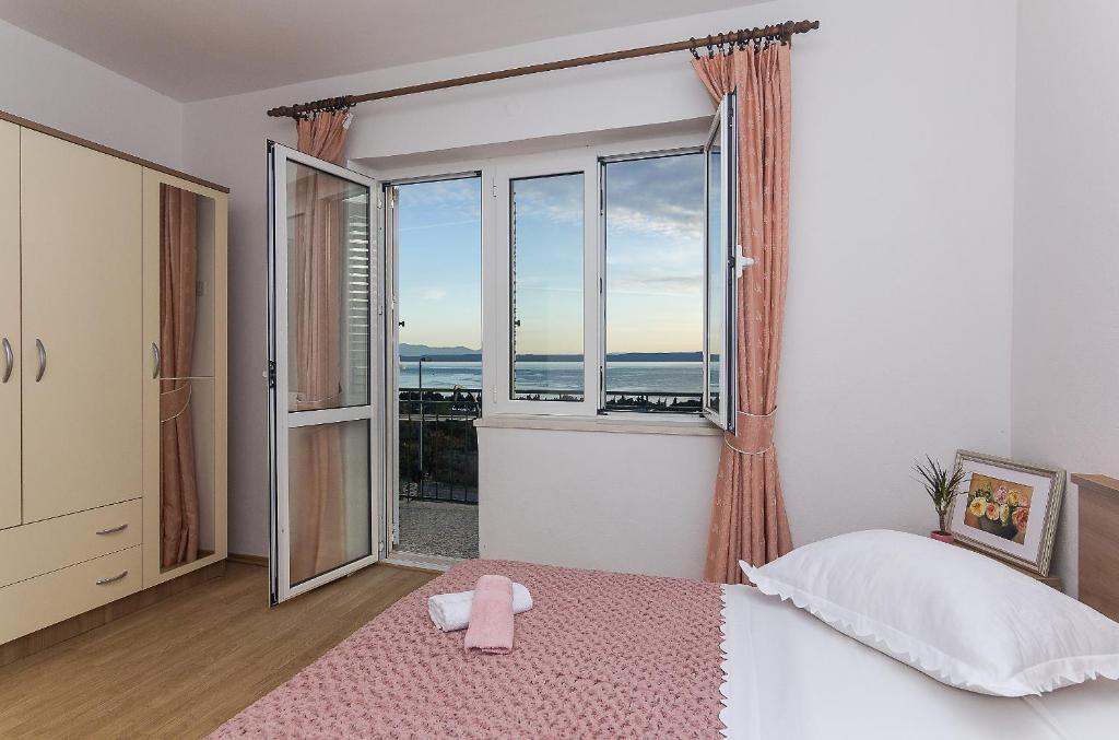Postel nebo postele na pokoji v ubytování Apartment Lijana sea view