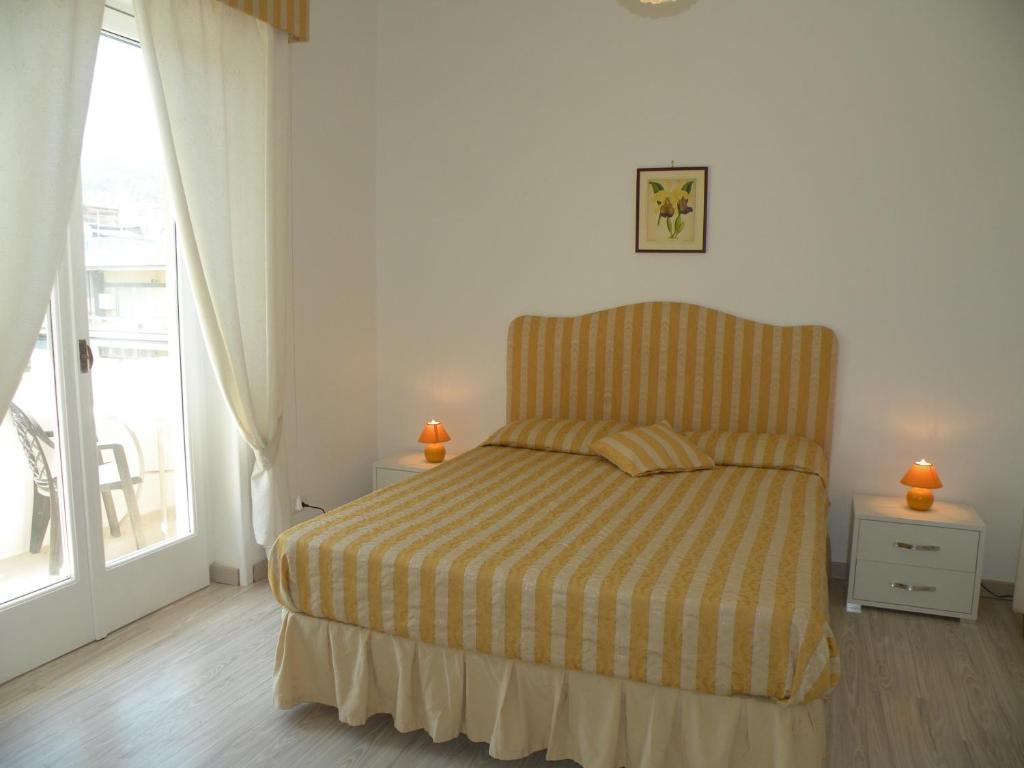 ソレントにあるAppartamento Botticelliのベッドルーム1室(ストライプのベッドカバー付)