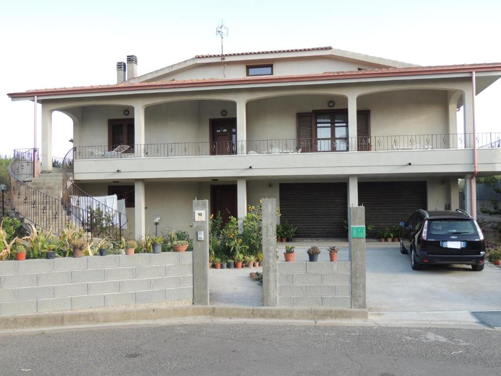 a car parked in front of a house at Il Nuraghe in Uras