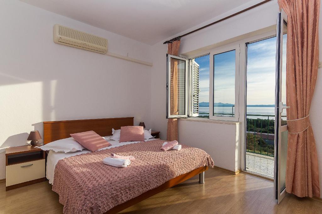 Postel nebo postele na pokoji v ubytování Apartment Lijana sea view
