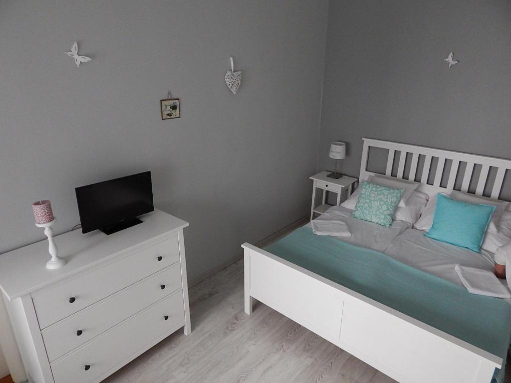 Postel nebo postele na pokoji v ubytování Ferencesek apartman