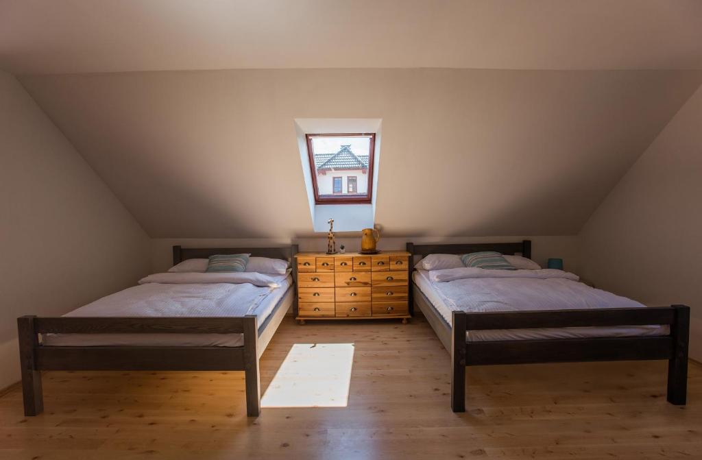 Postel nebo postele na pokoji v ubytování Ubytovani Stare Hute, Novohradské hory