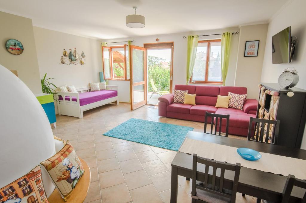 salon z kanapą i stołem w obiekcie Casa Lavanda w Alsóörs
