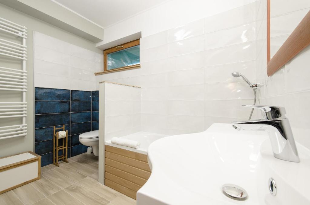łazienka z umywalką i toaletą w obiekcie Casa Lavanda w Alsóörs