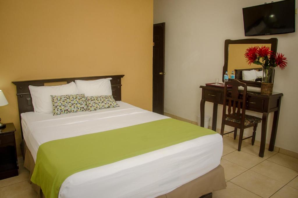 Postel nebo postele na pokoji v ubytování Hotel Residencial Cervantes