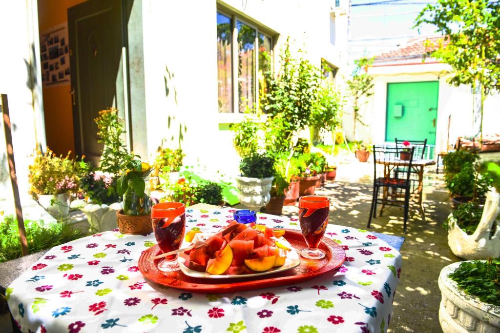 um prato de fruta numa mesa com uma toalha de mesa em Pemaj Hostel em Shkodër