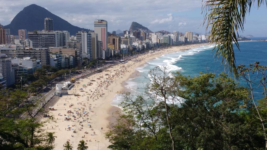 widok na plażę z ludźmi na niej w obiekcie Shamanic Home w mieście Rio de Janeiro