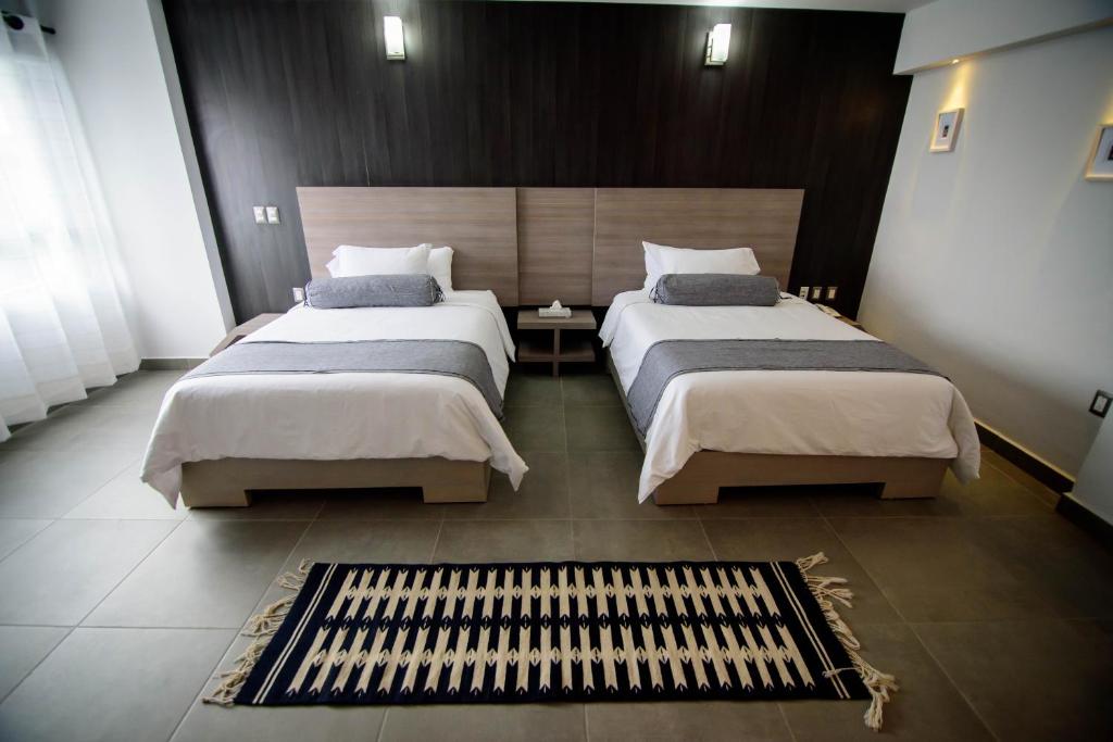 Postel nebo postele na pokoji v ubytování Maria Ines Hotel Suite