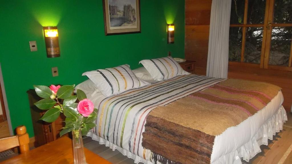 Uma cama ou camas num quarto em Hotel Malalhue