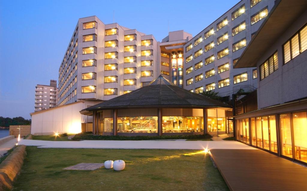 un hotel con cenador frente a un edificio en Aenokaze, en Nanao