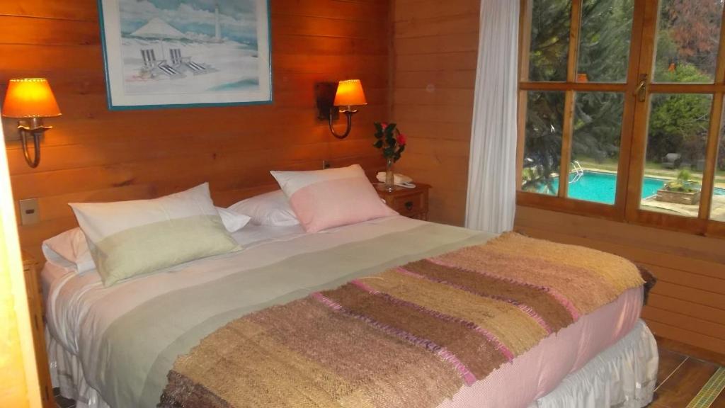 Uma cama ou camas num quarto em Hotel Malalhue