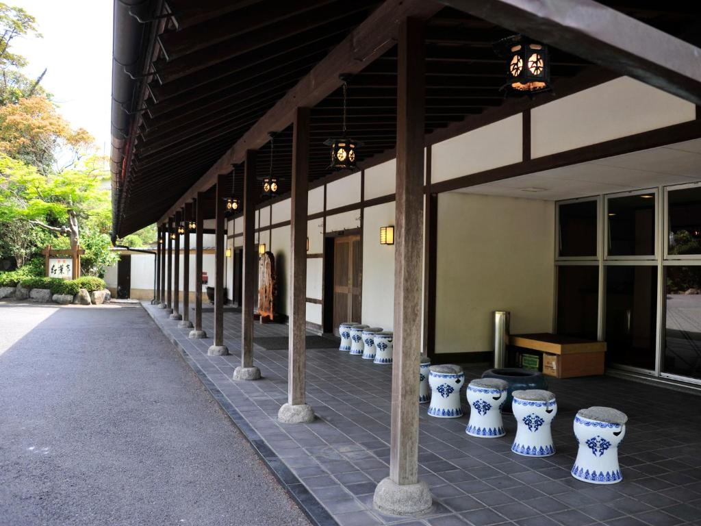 une rangée de vases bleus et blancs sur un bâtiment dans l'établissement Nisshokan Bettei Koyotei, à Nagasaki