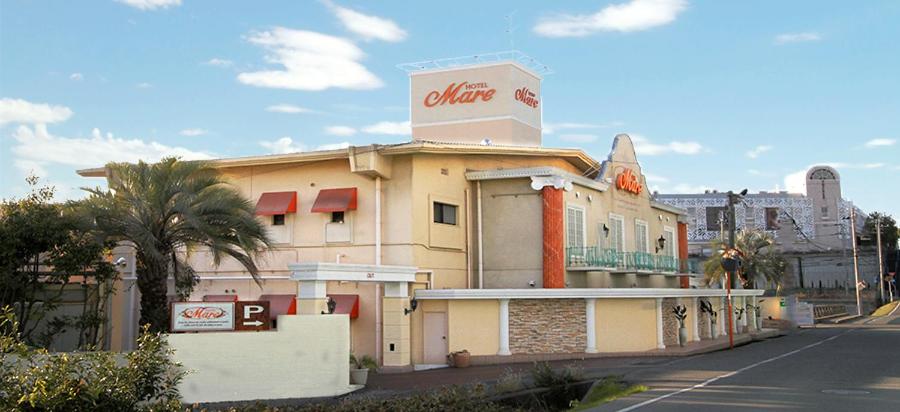 un edificio con un letrero al lado de una calle en Hotel Mare (Adult Only), en Akashi