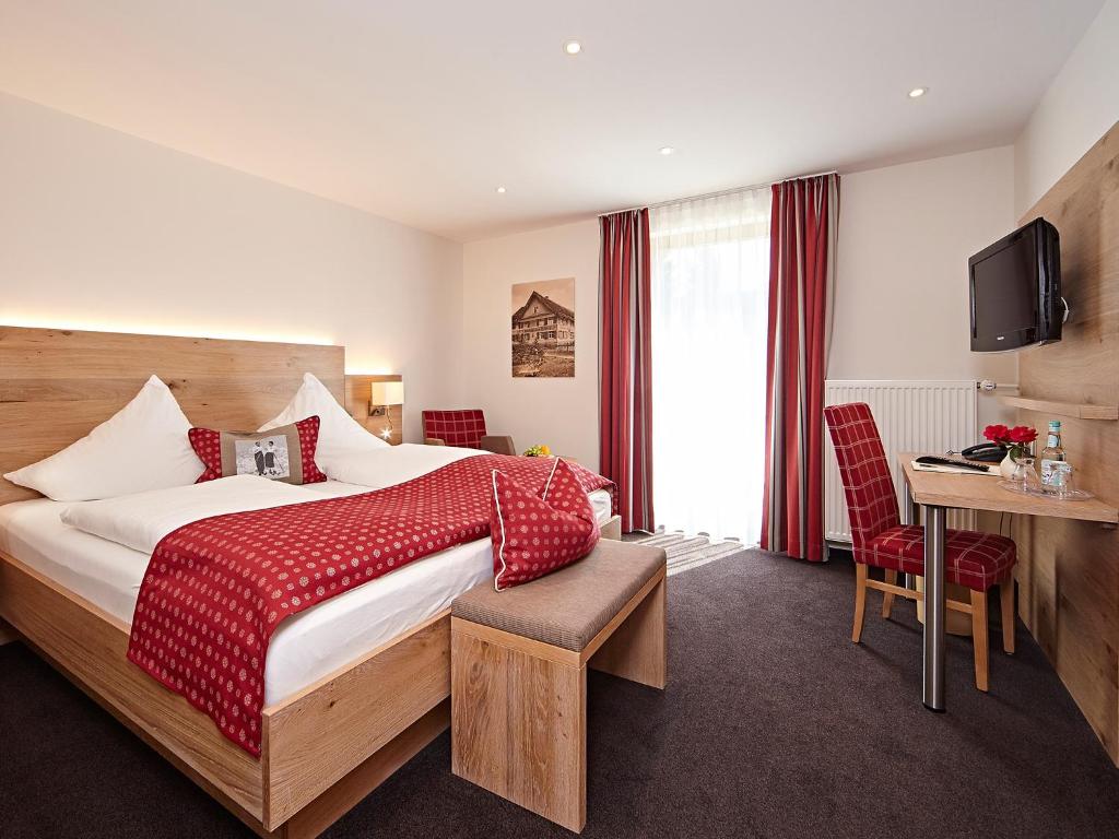 um quarto de hotel com uma cama e uma secretária em Landhotel Mohren em Schwarzenbach