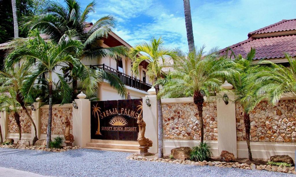 un complejo con palmeras frente a un edificio en Sibaja Palms Sunset Beach Luxury Apartments, en Taling Ngam