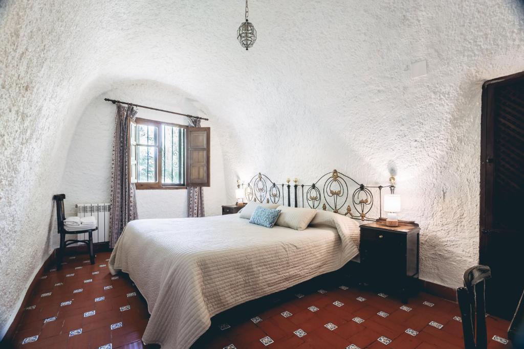 Postel nebo postele na pokoji v ubytování Casas Cueva Tio Tobas Guadix
