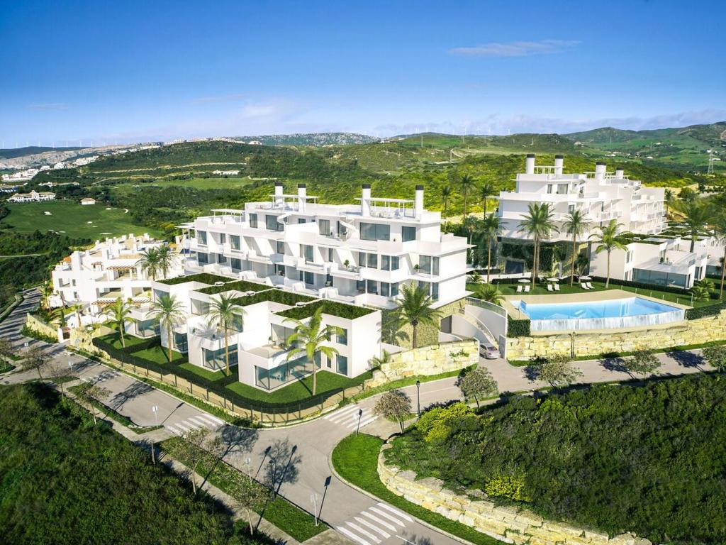 een luchtfoto van een groot wit gebouw bij Estepona Luxe top appartement in finca de cortesin d38 in Estepona