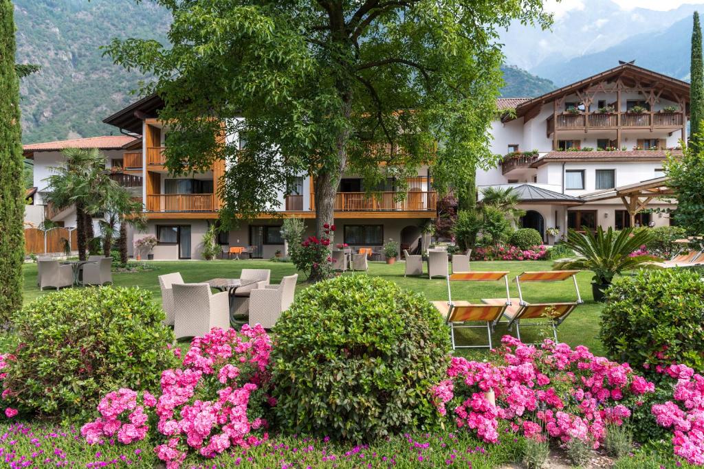 a resort with pink flowers in the yard at Apartm. & BB Ferienidylle Gstrein in Rablà