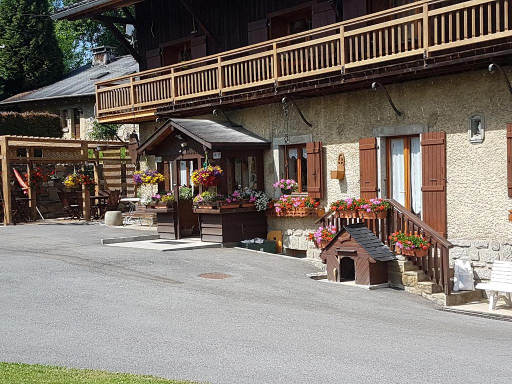 a building with flowers on the side of it at La ferme du Mont-Blanc in Combloux