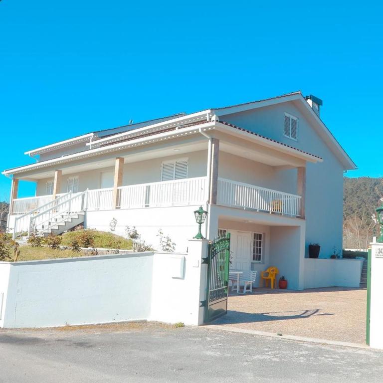 a white house with a white fence in front of it at Casa do Lavrador in Casal