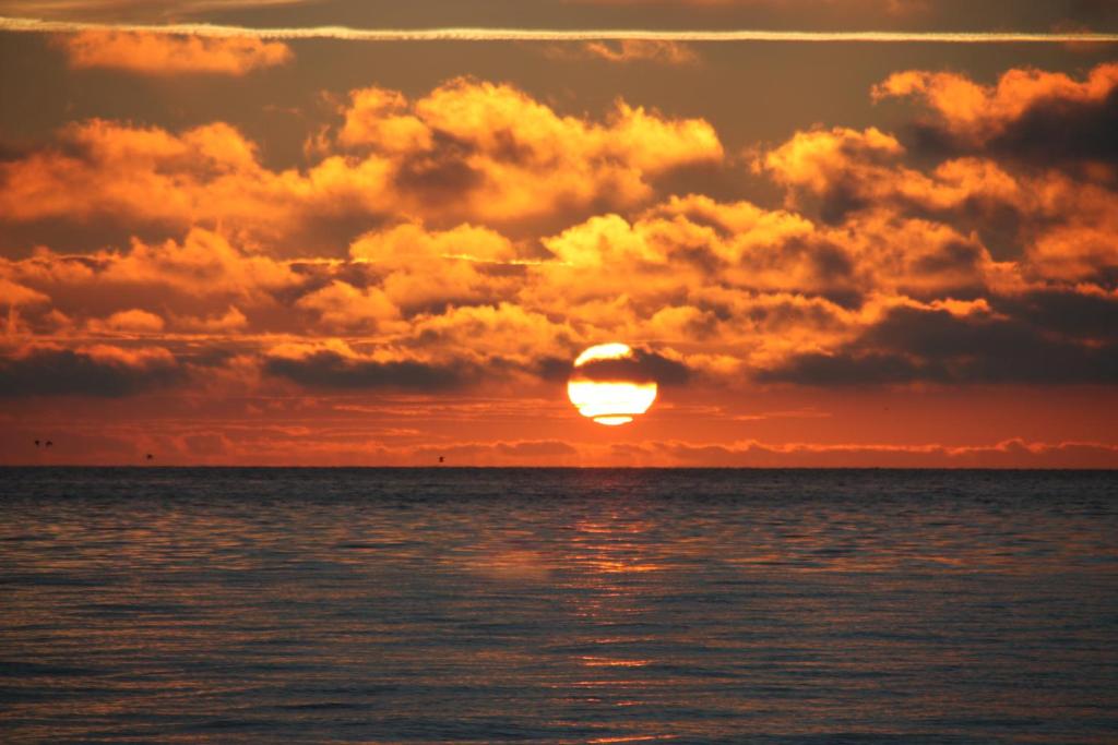 HasselbergにあるMarina Chicの夕日を眺めながらの海上の夕日
