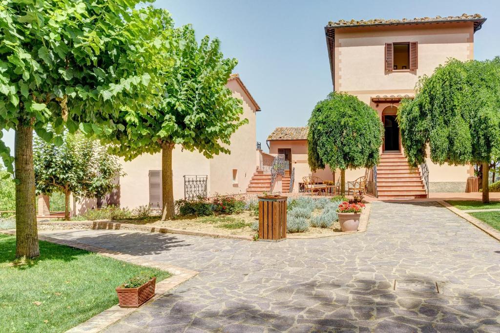 モンテプルチャーノにあるCase Vacanza - Villa Paolaの庭と通路のある家