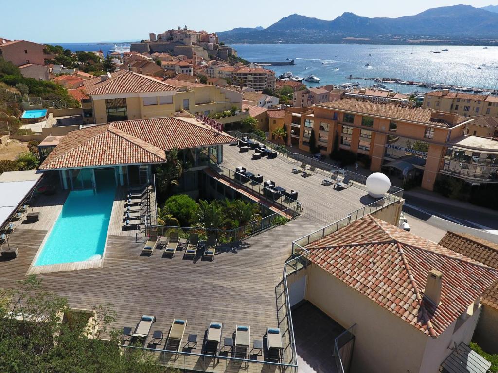 uma vista aérea de um resort com uma piscina em Le Mariana em Calvi