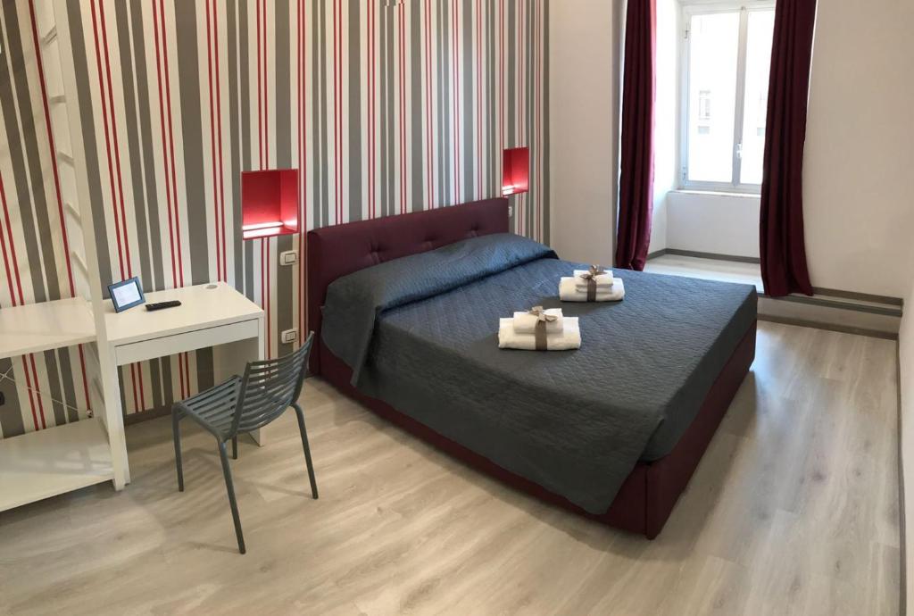 ローマにあるSangiò Guest Houseのベッドルーム1室(ベッド1台、テーブル、椅子付)