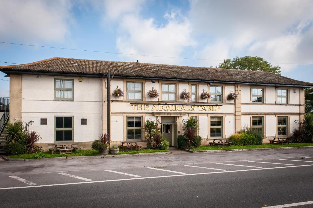 un edificio al lado de una calle en Admiral's Table, Bridgwater by Marston's Inns, en Bridgwater